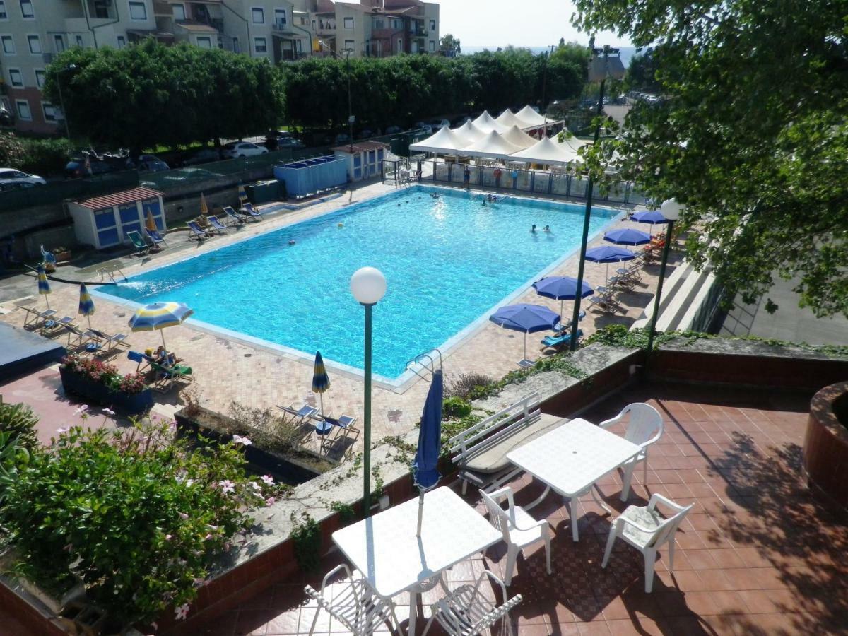 Pietre Nere Aparthotel Giardini Naxos Exteriör bild